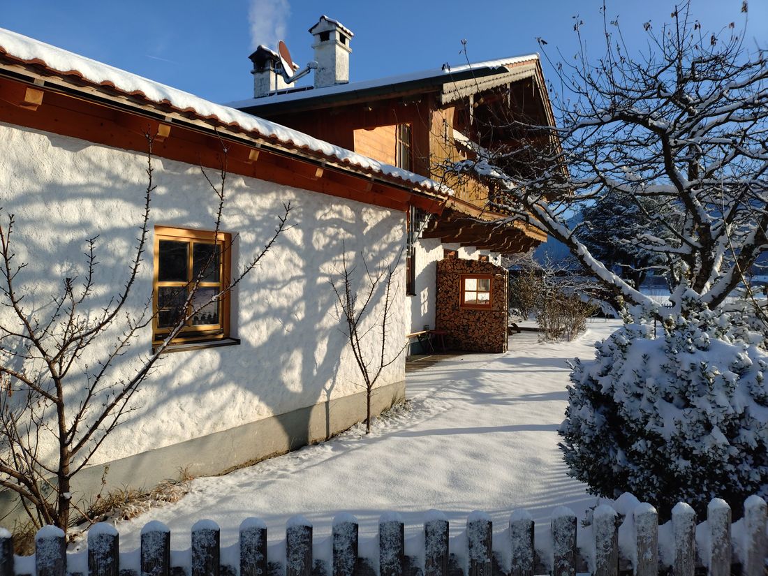 Gästegarage und Terasse ( Grillplatz) mit Südseite auf Bergblick