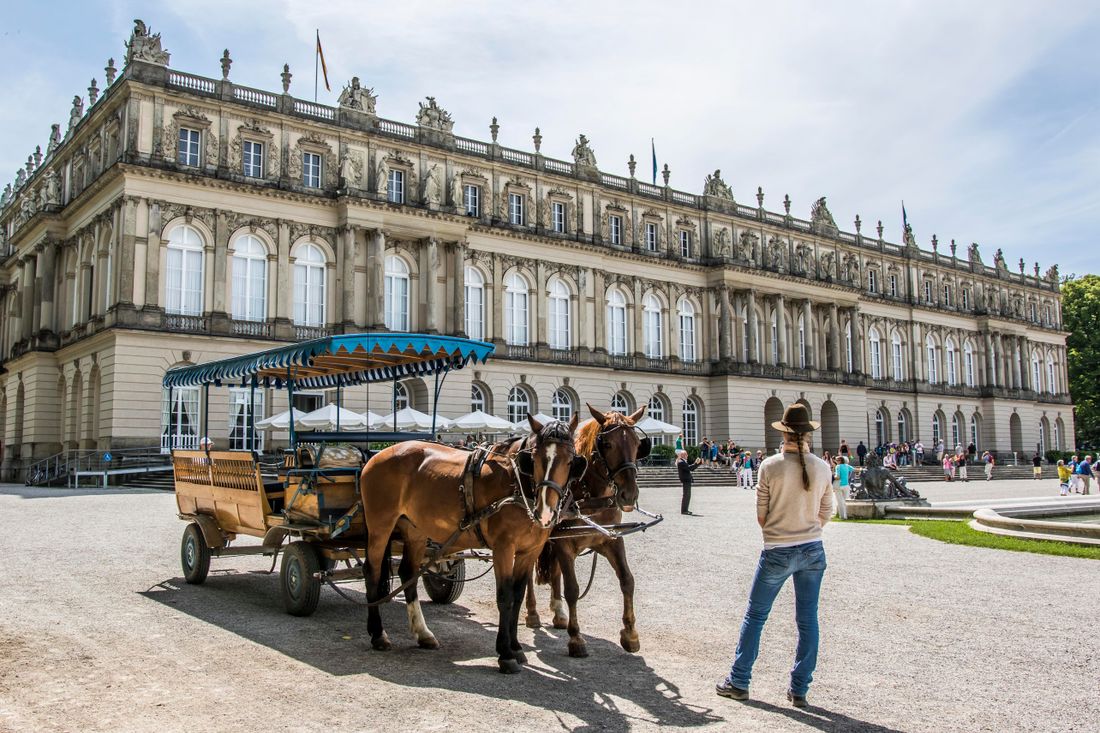 kutsche-vor-dem-schloss-herrenchiemsee
