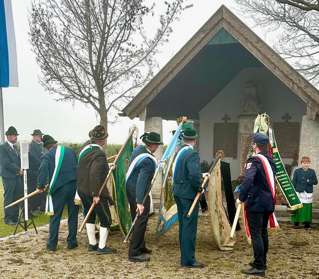 Volkstrauertag_in_Rottau_Fahnen