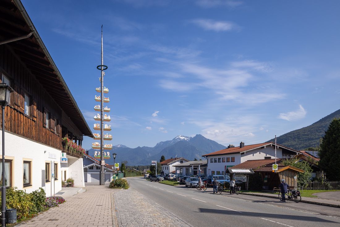 Tourist Information Rottau mit Maibaum