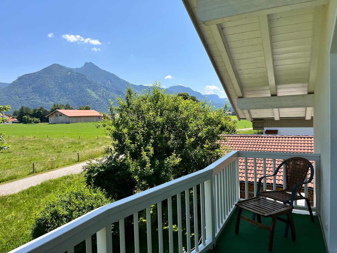 Ostbalkon mit Bergblick