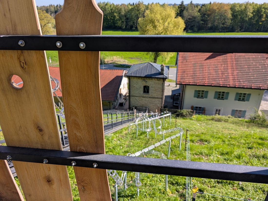 Blick über eine der steilsten Kugelbahnen in den Alpen am Museum Salz & Moor in Grassau