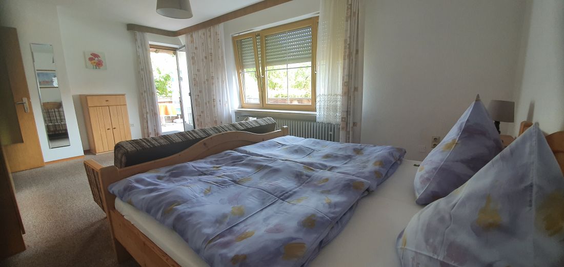 Schlafzimmer 1 mit Tür zum Balkon