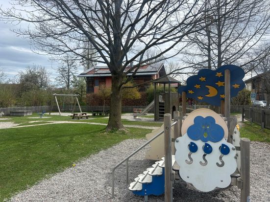 Spielplatz in Mietenkam neben dem Maibaum