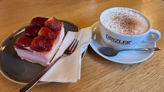 Kuchen und Kaffee im Cafe Schmuck