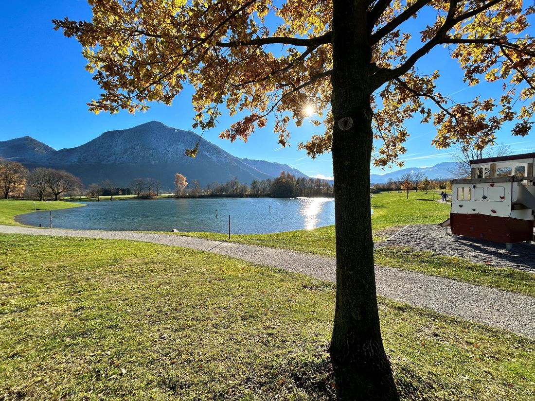 Der Reifinger Badesee liegt am Ortsrand von Grassau und ist nicht nur im Sommer ein lohnendes Ausflugsziel
