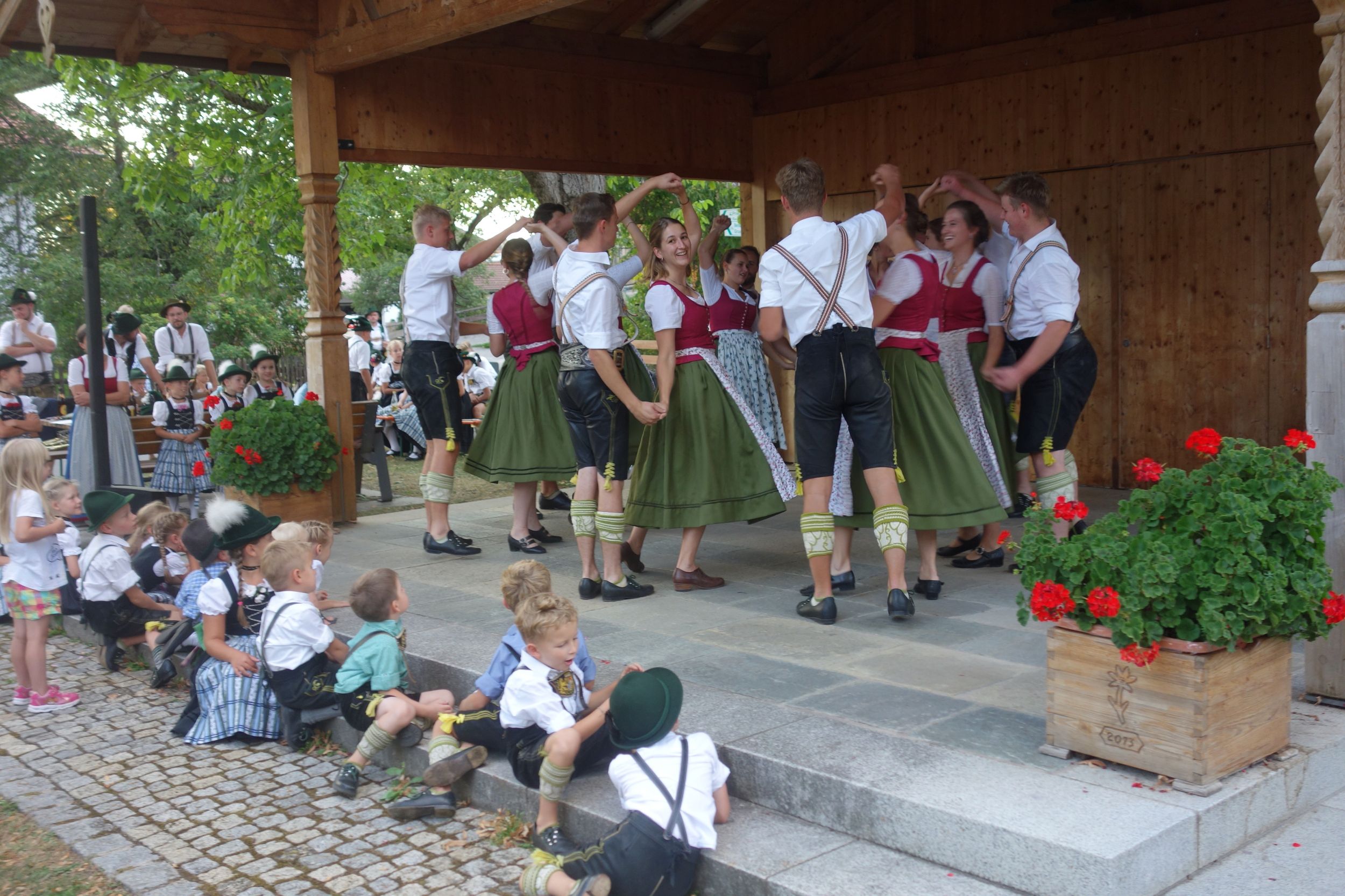 1703100614_wiasbeiunsdabrauchisaktivengruppetrachtenverein-web-002