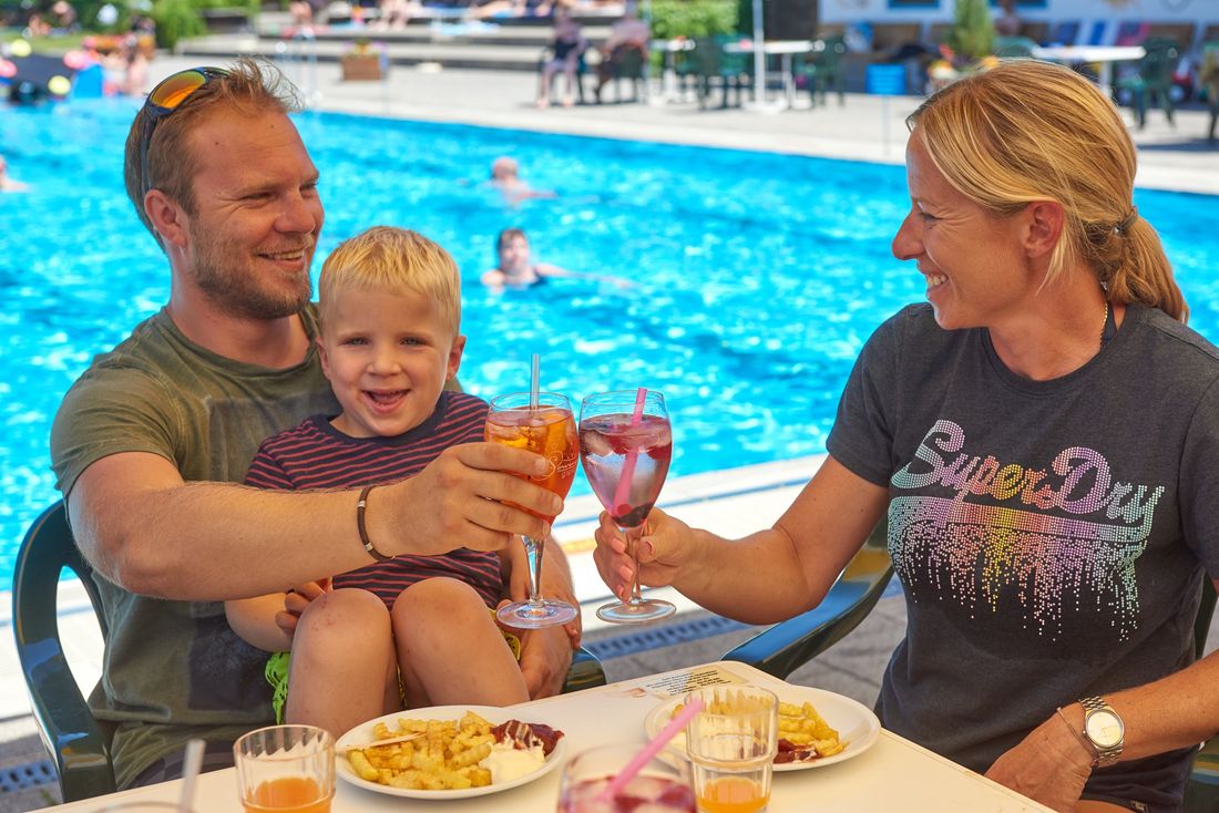 Familie im Kiosk im Freibad Reit im Winkl