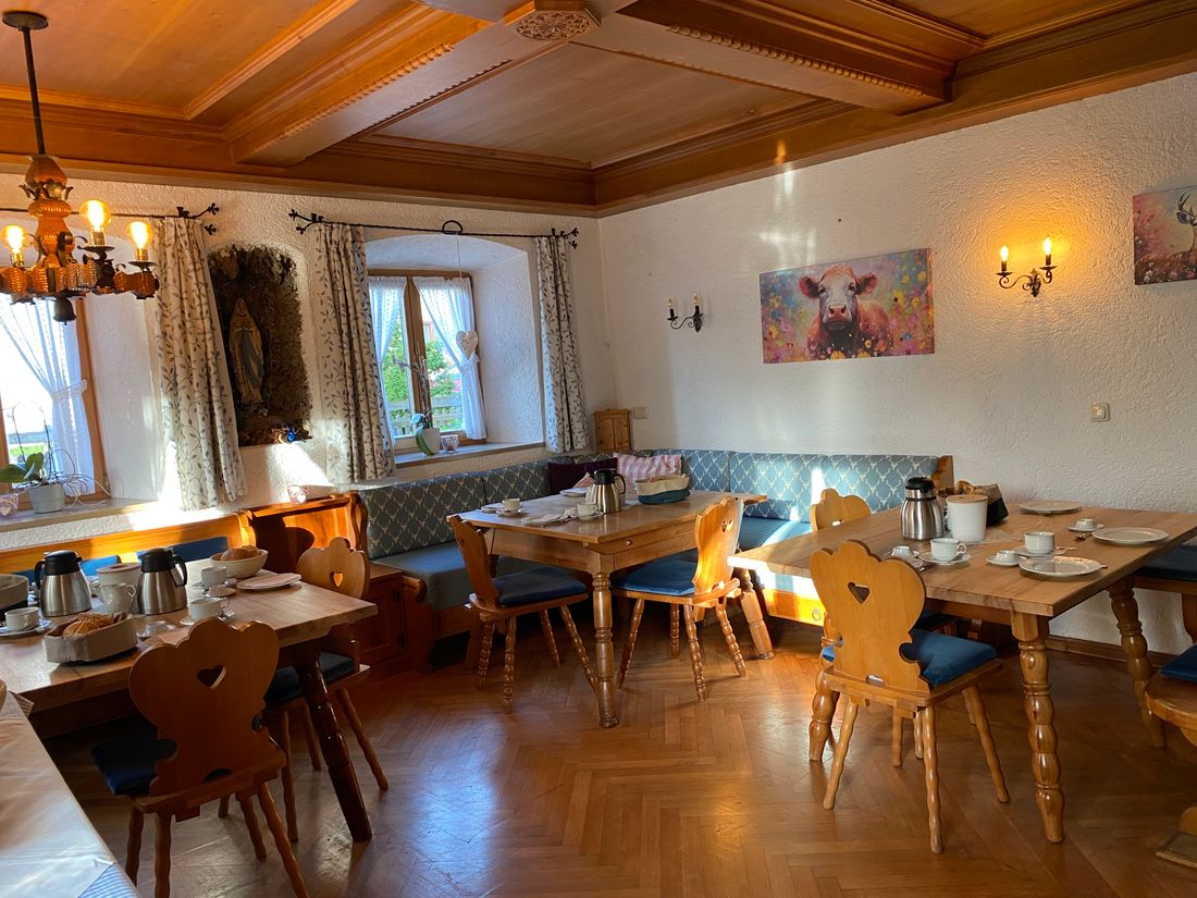 Frühstücksraum mit 3 Tischen