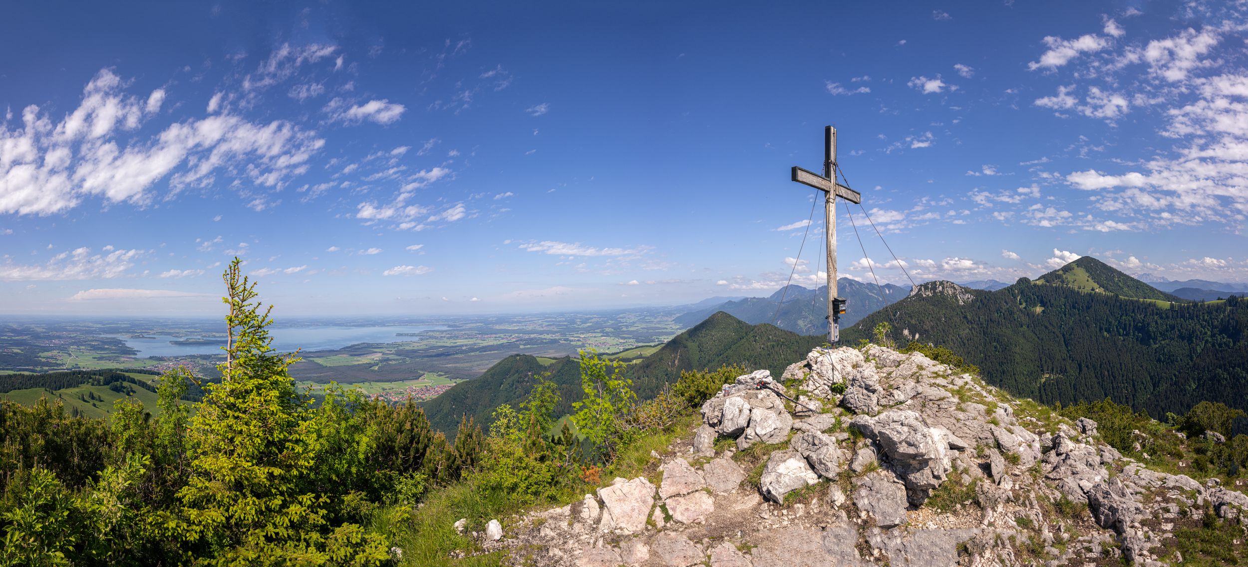 Panoramablick auf den Chiemsee vom Gipfel der Gedererwand