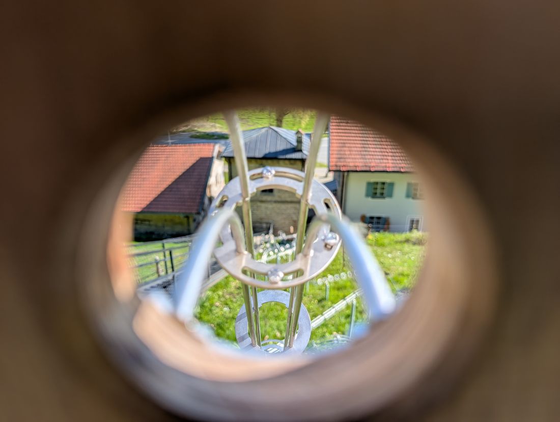 Blick durch den oberen Kugeleinwurf auf's Museum Salz & Moor